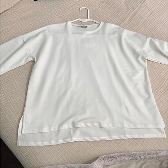 White Crewneck 3/4 Sleeve Sweatshirt with split hemline size XL- NWT - Picture 1 of 8
